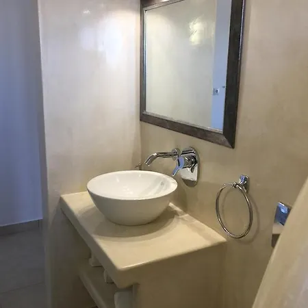 Niovi 4* Firá
