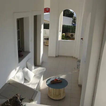 Konukevi Niovi Fira (Santorini)