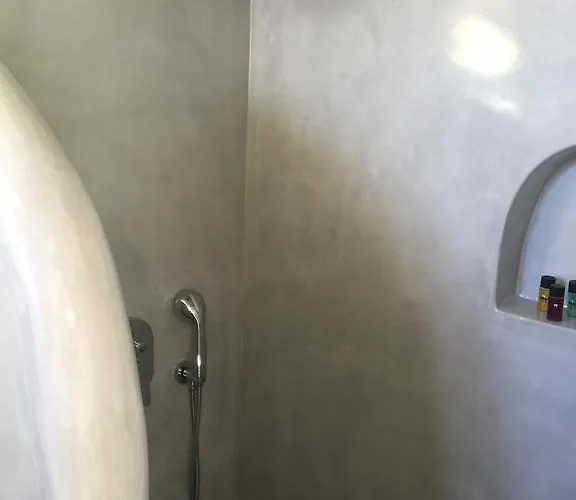 Niovi Konukevi Fira (Santorini)