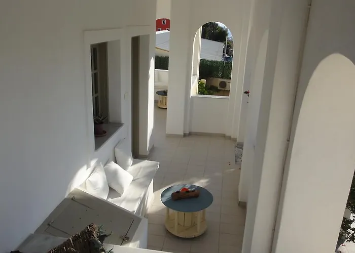 Konukevi Niovi Fira (Santorini)